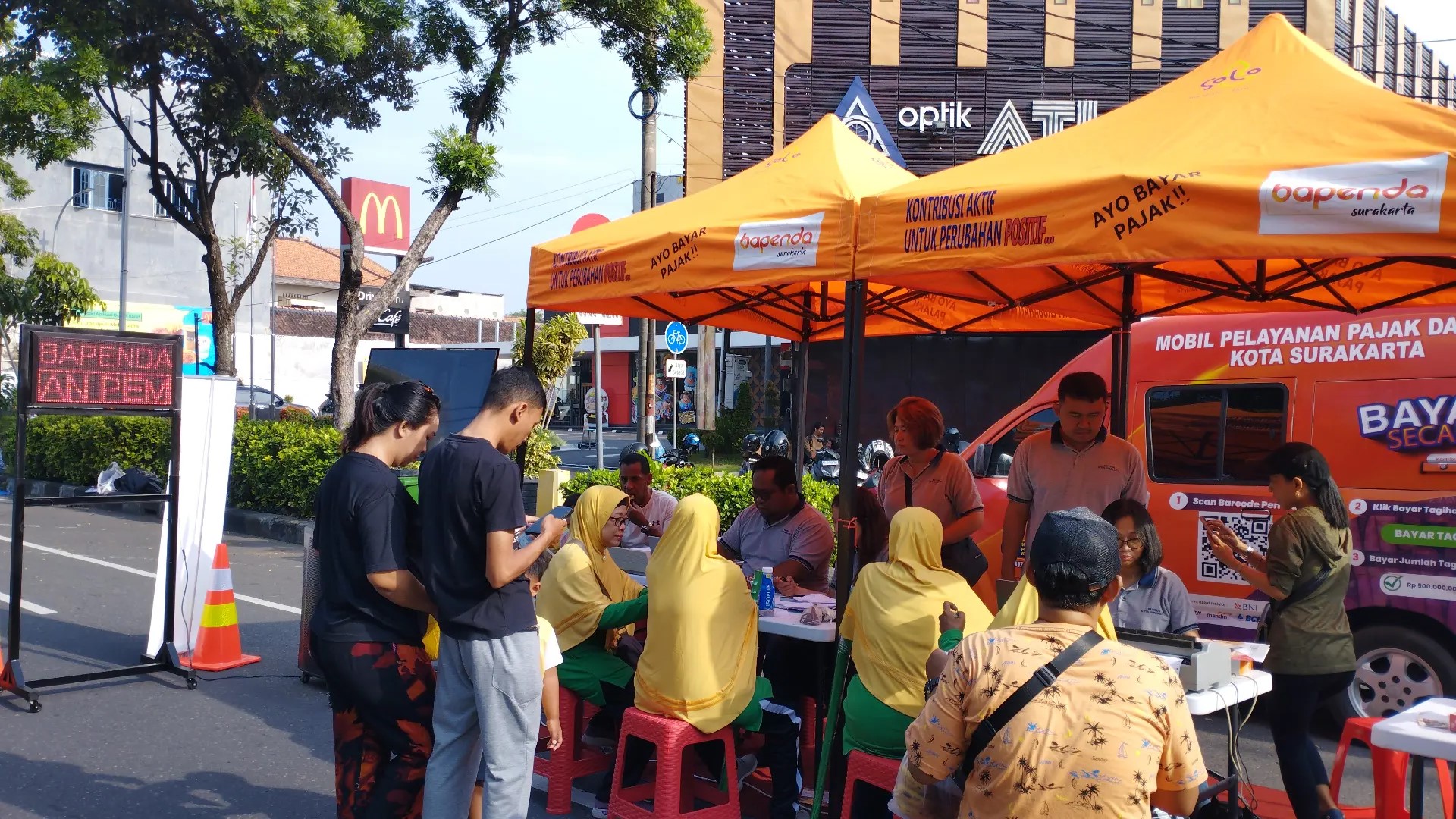 Stand Pajak Daerah BAPENDA Kota Surakarta pada Car Free Day